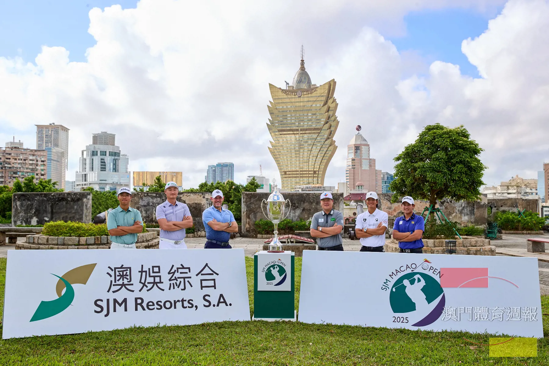 （左至右）：史毅、李昊桐、韋斯活、任成宰、許龍一和拉塔諾·瓦納史瑞昌今日齊聚澳門地標大砲台，與獎盃合照。 - 複製.jpg